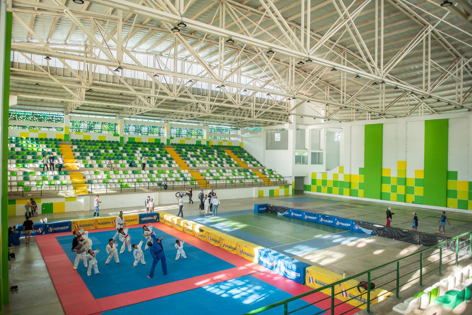Coliseo cubierto durante una competencia de artes marciales