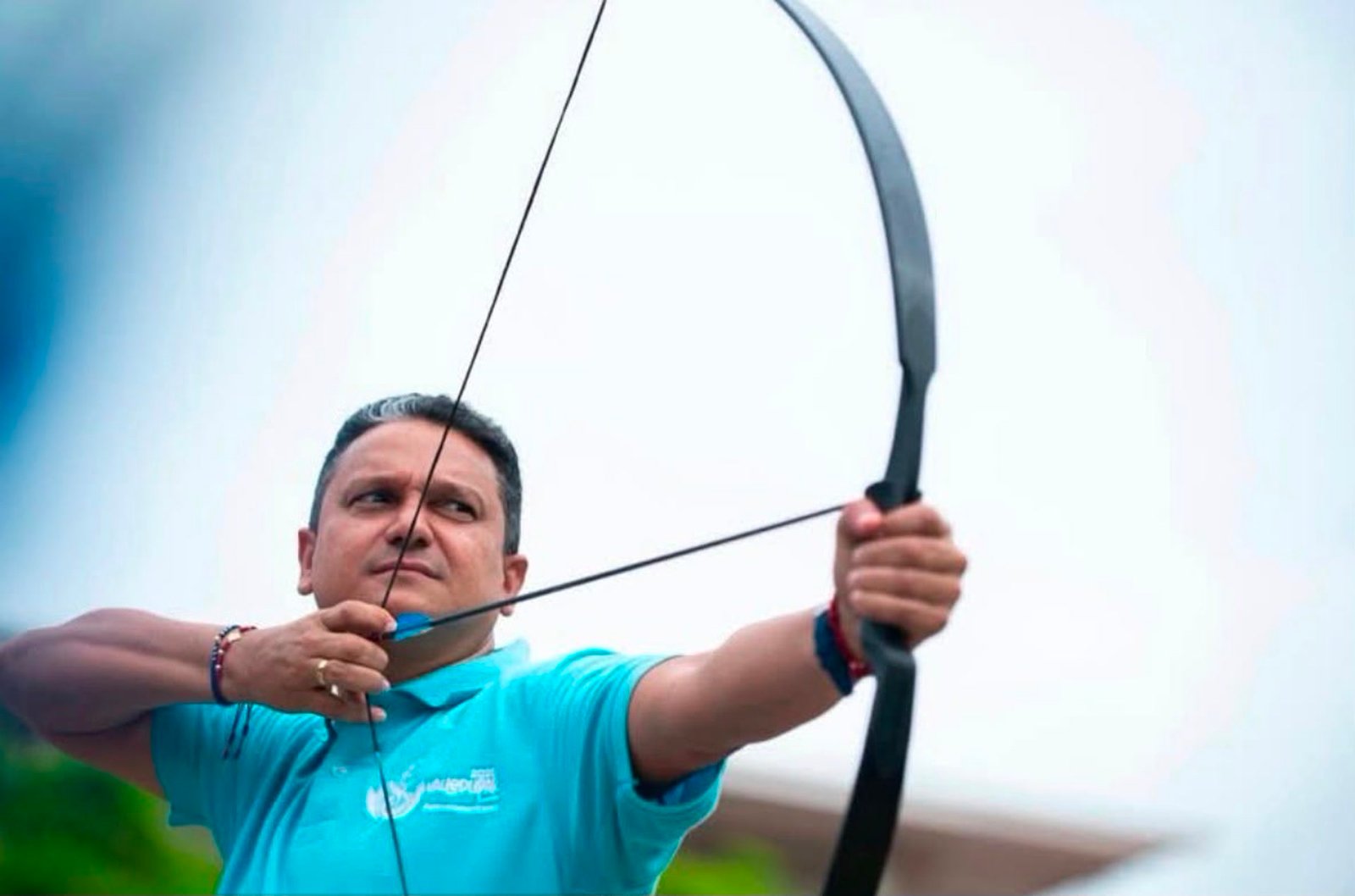 Elmer Jiménez practicando tiro con arco
