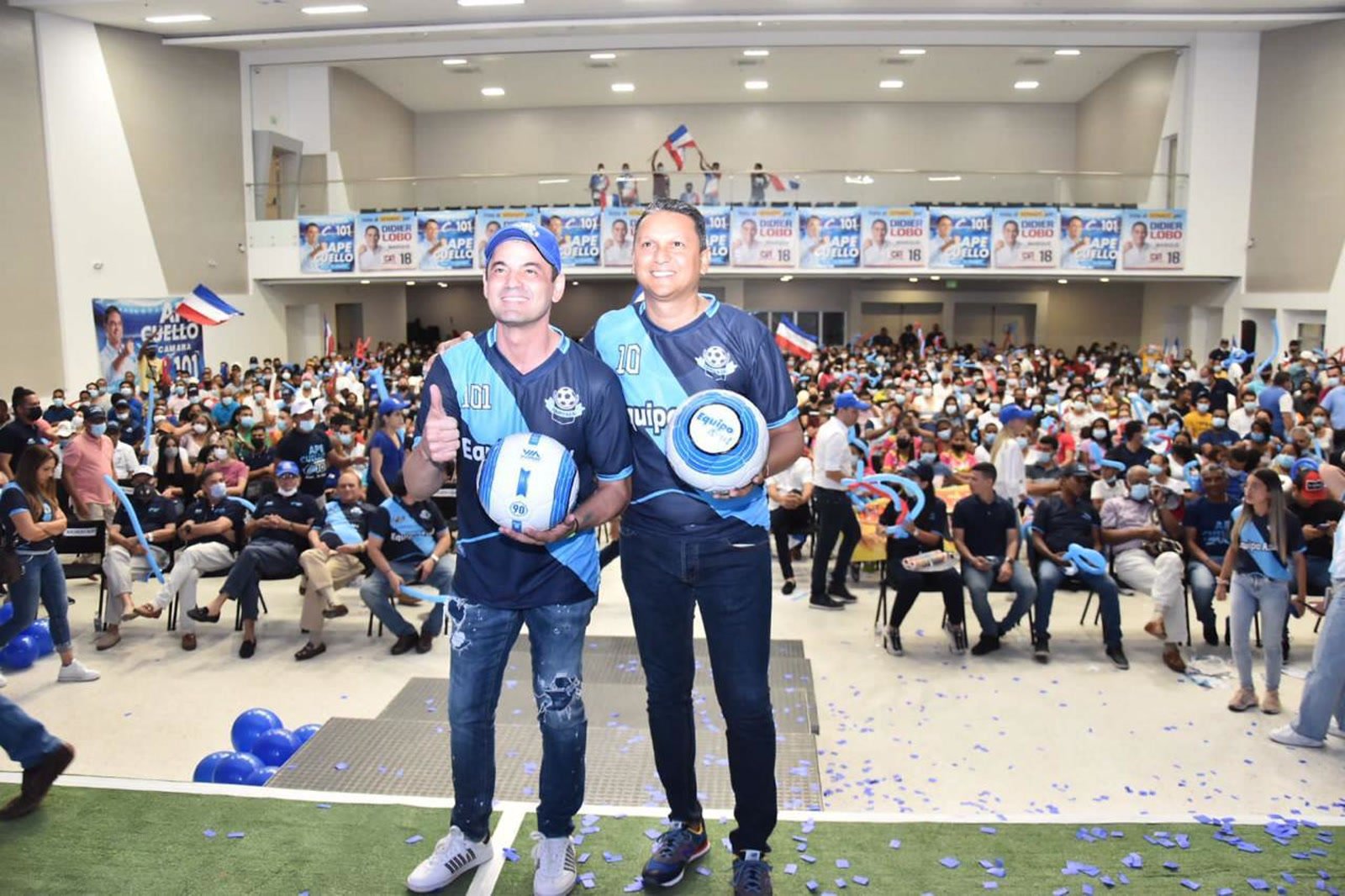 Elmer Jiménez en tarima durante un encuentro del Equipo Azul