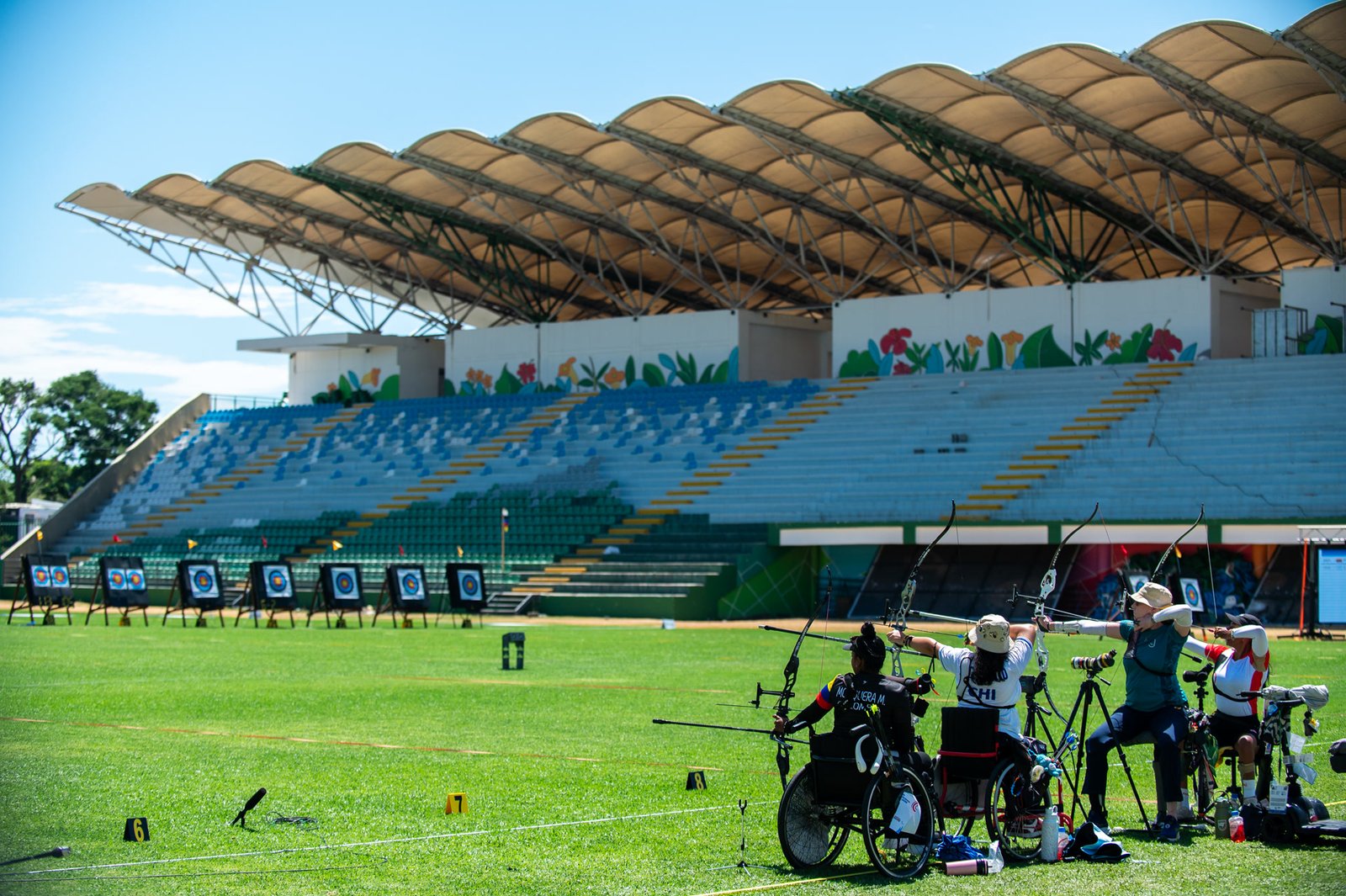 Campo de tiro con arco adaptado con para-atletas en silla de ruedas